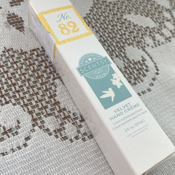 Scentsy No. 82 Velvet Hand Cream White Peach, Magnolia & Amber - Picture 5 of 5